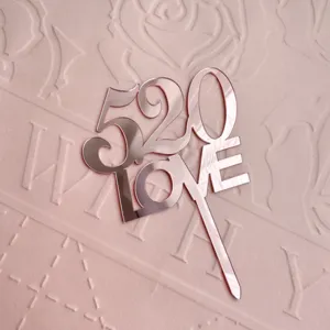Decorazione per torta 520 Love in acrilico oro rosa San Valentino Vista dettaglio