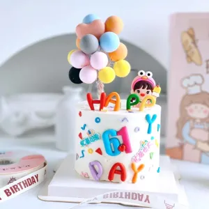 Bunte Kindergeburtstags Torte Deko Set mit bunten weichen Ton Ballons und Buchstaben.