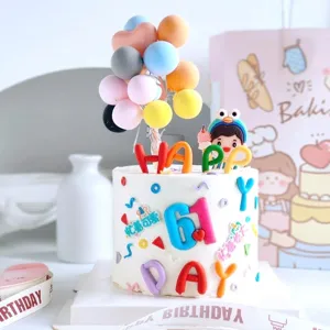 Buntes weiches Kuchenaufsatz Set mit Buchstaben und Luftballons fuer Geburtstag Party.