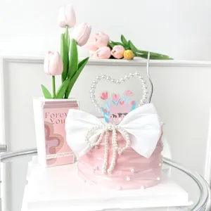 Muttertag Torte Dekoration Set mit rosa Seidenrand, Perlen Schleife und herzförmigem Aufsatz.