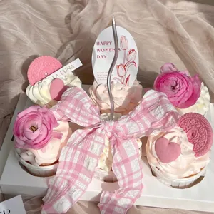 Set decorazione cupcake per festa della mamma con grazioso fiocco rosa a quadri e biglietto.