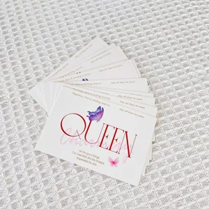Carte di carta decorative con testo elegante e motivi a farfalla, perfette per i regali.