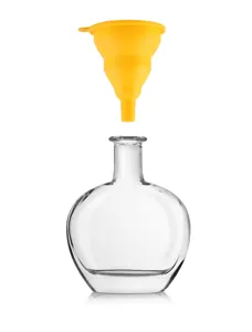 Embudo de silicona plegable con detalle de botella de vidrio, herramienta de cocina.