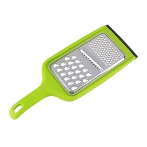 Grattugia da cucina manuale multifunzione con lame in acciaio inossidabile e manico verde in plastica.