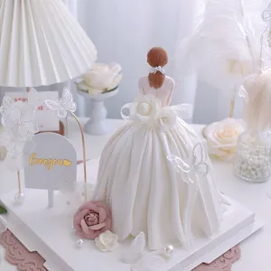 Set topper torta con schiena di dea delicato con abito bianco, farfalle e fiori per feste.