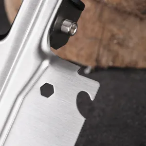 Vue detaillee de pelle de camping pliante en acier inoxydable avec ouvre-bouteille.