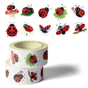 Nahaufnahme von niedlichen Marienkäfer-Stickerrollen und bunten Cartoon-Mustern für Basteln.