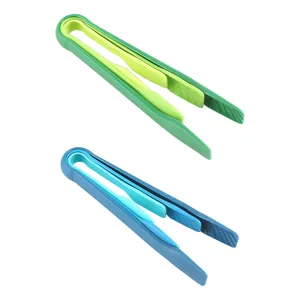 Ensemble de trois pinces a nourriture en plastique colore, clips de cuisine pour pain et legumes.