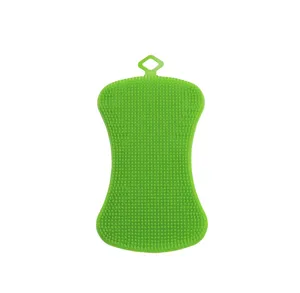 Spazzola per piatti in silicone verde con setole dense e foro per appenderla in cucina.