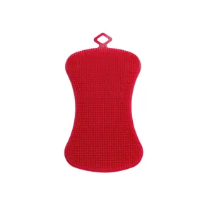 Spazzola per il corpo in silicone rosso con foro per appendere per il bagno quotidiano.