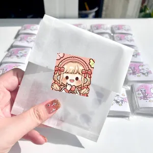 Gros plan détail d'autocollant de fille de dessin animé mignon sur sac en papier.