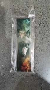 Detailweergave van de artistieke boekenlegger met wolfpatroon in transparante verpakking.