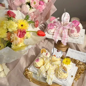 Set decorazione torta Festa della Mamma con nastro in filato di neve e biglietti auguri.