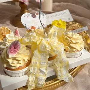Set decorazione torta per festa della mamma con nastro in filato a quadri e carta a cuore.