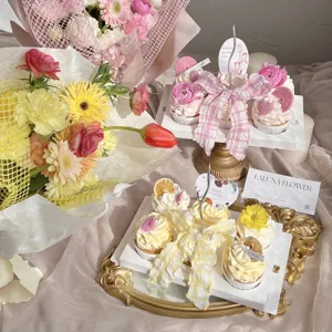 Set decorazione torta per la Festa della Mamma con nastro a quadretti e biglietti.
