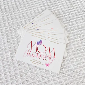 Carta decorativa festa della mamma per cupcake e dolci, design elegante con farfalla bianca.