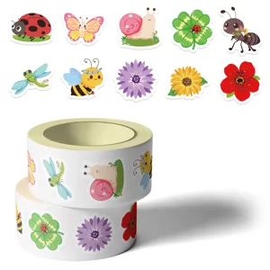 Gedetailleerde close-up van rollen schattige cartoon insecten- en bloemenstickers voor knutselen.