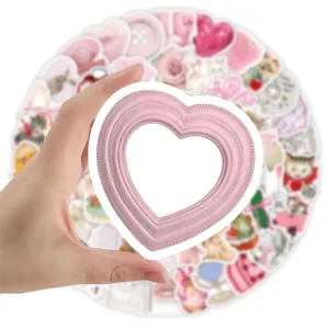 Gedetailleerd close-up van een roze hartsticker in de hand met schattig esthetisch ontwerp.