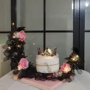 Valentinstag Mond Tortenaufsatz Set mit schwarzem Tüll, rosa Rosen und LED Lichterkette.