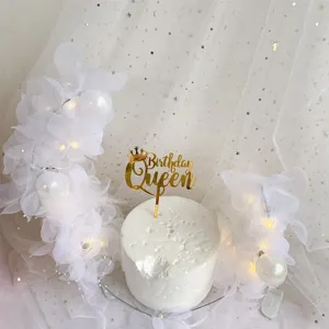 Geburtstagskuchen Topper Set mit goldenem Acryl Schild, Lichterkette und weißem Organzastoff.