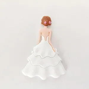 Dettaglio topper torta schiena dea in gomma morbida, elegante statuetta vestito bianco.