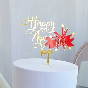 Cake topper de acrílico dorado y rojo Happy New Year 2023 para detalles de fiesta.