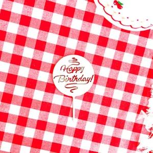 Nahaufnahme Detailansicht eines runden Holzkuchen-Toppers mit englischer Aufschrift.