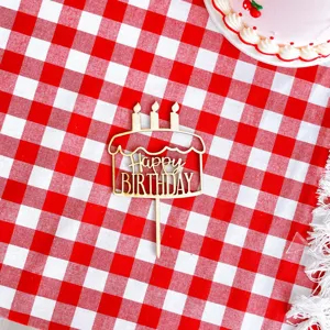 Hölzerner Kuchendeckel mit Happy Birthday Schriftzug und Kerzen für Party Detailansicht.