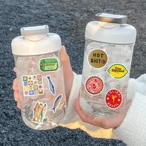 Nahaufnahme von Retro Vintage Lebensmittel und Frucht Dekorationsaufklebern auf Wasserflaschen.