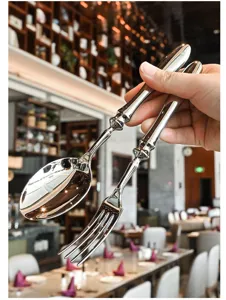 Hochwertige Besteck Detailaufnahme aus Edelstahl, eleganter Löffel und Gabel mit Griff.