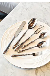 Edles Besteck Set Detail aus Edelstahl, glänzende Silberoberfläche, elegantes Griffdesign für den Tisch.