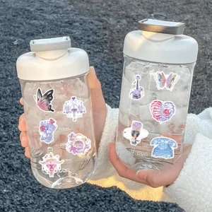 Gedetailleerd overzicht van glimmende DIY esthetische stickers op waterflessen.