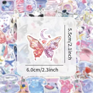Glanzende holografische vlinder sticker detail, perfect voor journal DIY en laptop decoratie.