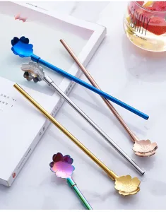 Vue détaillée de la paille cuillère fleur de cerisier en acier inoxydable multicolore.