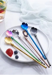 Cuillère paille fleur de cerisier en acier inoxydable longue poignée pour boissons.