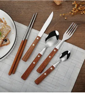 Roestvrijstalen bestekset met houten handvat, inclusief mes, vork, lepel en eetstokjes voor diner.