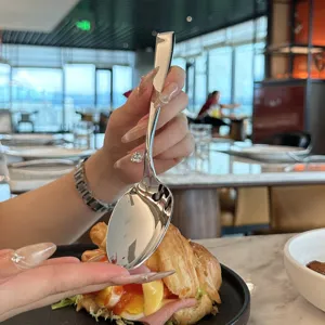 Cuchara de acero inoxidable con mango largo, cuchara de postre moderna y elegante para mesa.