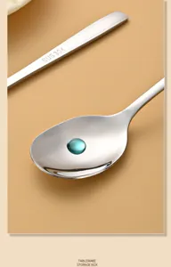 Vue détaillée de cuillère en acier inoxydable, finition polie, vaisselle durable pour tous.