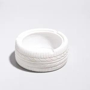 Cendrier pneu blanc créatif en résine pour décoration de bureau et maison moderne.