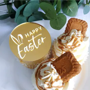 Joli topper de gateau de Paques en acrylique dore avec oreilles de lapin pour decoration.