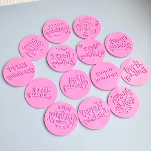 Ensemble de tampon embosseur de fondant rond rose pour décoration de gâteau biscuit d'anniversaire.