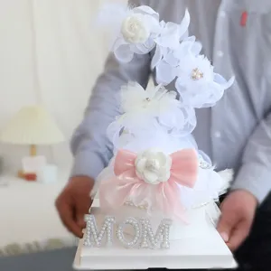 Vue détaillée de la décoration de gâteau de fête des mères avec fleurs de camélia.