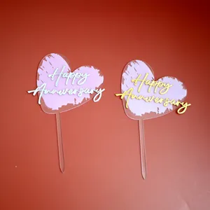 Acryl taarttopper Happy Anniversary, roze hart ontwerp voor romantische jubileum feestdag.