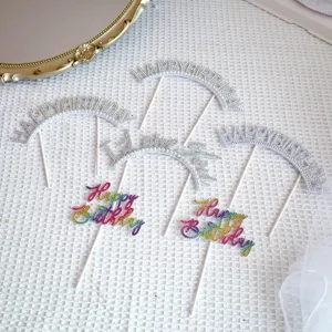 Ensemble de cake toppers Happy Birthday en perles et strass pour belle fête.
