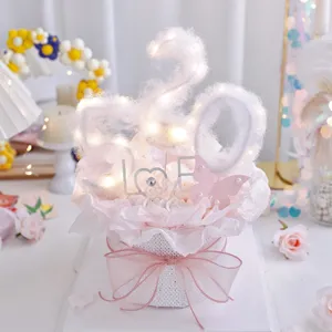 Gros plan sur la décoration de gâteau LED romantique 520 et boîte cadeau pour la Saint-Valentin.