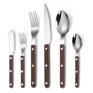 Set de couverts en acier inoxydable avec poignées imitation bois, style français moderne.