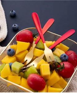Elegante Edelstahl Obstgabeln mit rotgoldenen Griffen, ideal für Kuchen, Desserts und Salat.