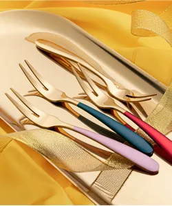 Edelstahl Kaffeegabel Detail, luxuriöses goldenes Finish mit buntem Griff für Dessert.
