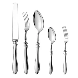 Edelstahl Besteckset mit elegantem Griff, inklusive Speisemesser, Gabel und Esslöffel.