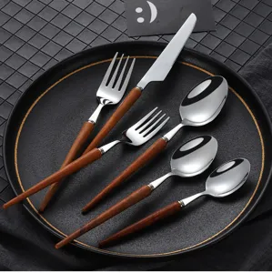Detailansicht des japanischen 304 Edelstahl Bestecksets mit Holzgriffen für Steak und Küche.